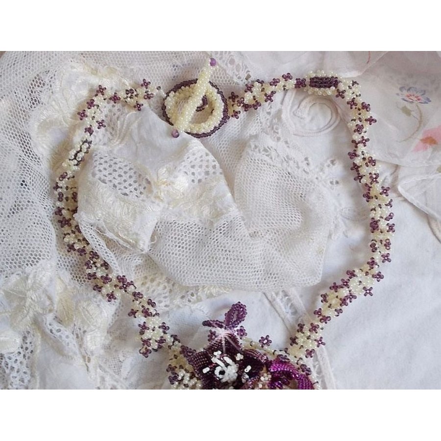 Halsband Les Floralies monterat med ädelstenar : Sugilite och Miyuki Delicas pärlor i olika färger. 