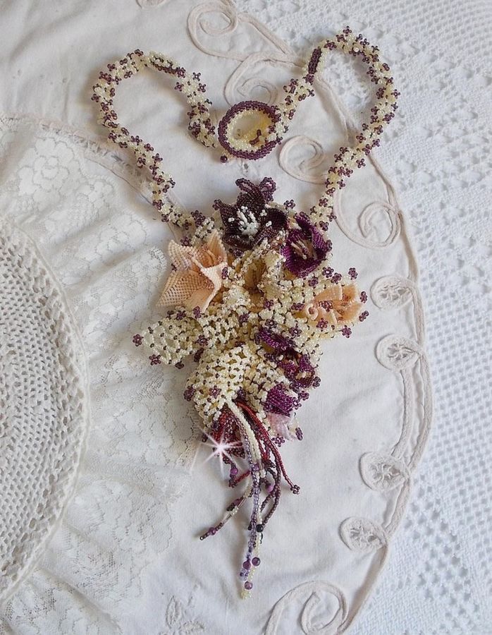Halsband Les Floralies monterat med ädelstenar : Sugilite och Miyuki Delicas pärlor i olika färger. 