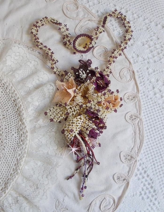 Halsband Les Floralies monterat med ädelstenar : Sugilite och Miyuki Delicas pärlor i olika färger. 