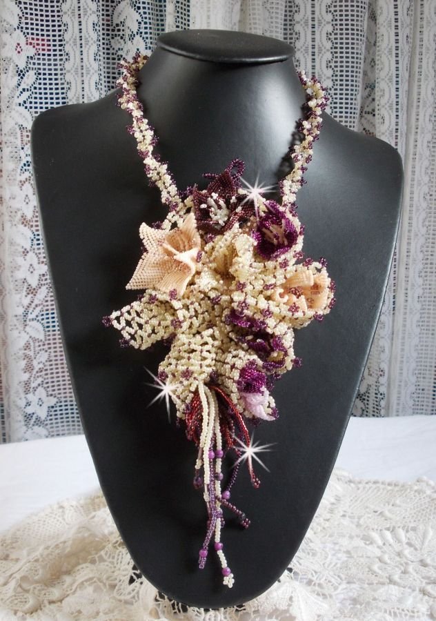 Halsband Les Floralies monterat med ädelstenar : Sugilite och Miyuki Delicas pärlor i olika färger. 