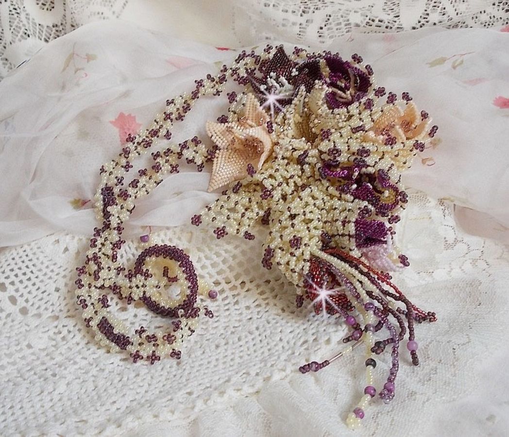 Halsband Les Floralies monterat med ädelstenar : Sugilite och Miyuki Delicas pärlor i olika färger. 