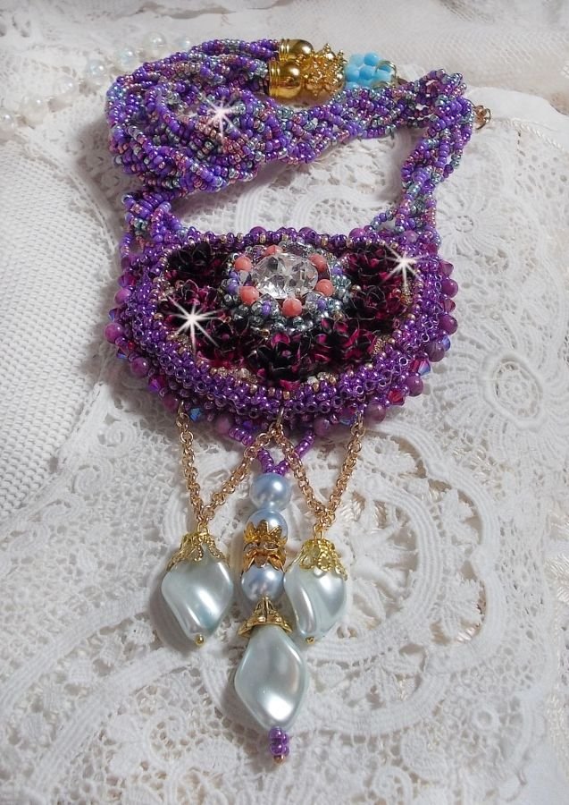Freesia halsband broderat med Fuchsia hartsrosor marmorerade med Rose, Swarovski kristaller och fröpärlor.
