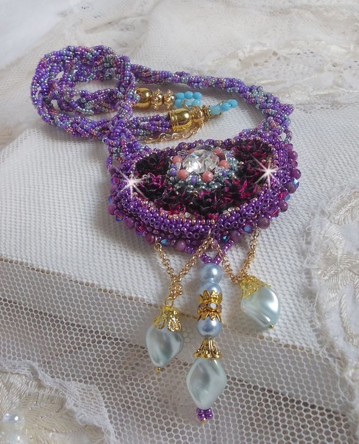 Freesia halsband broderat med Fuchsia hartsrosor marmorerade med Rose, Swarovski kristaller och fröpärlor.