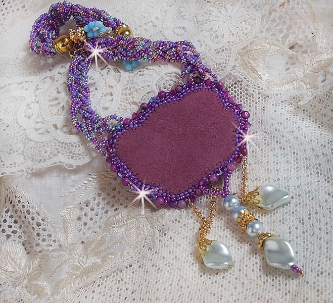 Freesia halsband broderat med Fuchsia hartsrosor marmorerade med Rose, Swarovski kristaller och fr&ouml;p&auml;rlor.