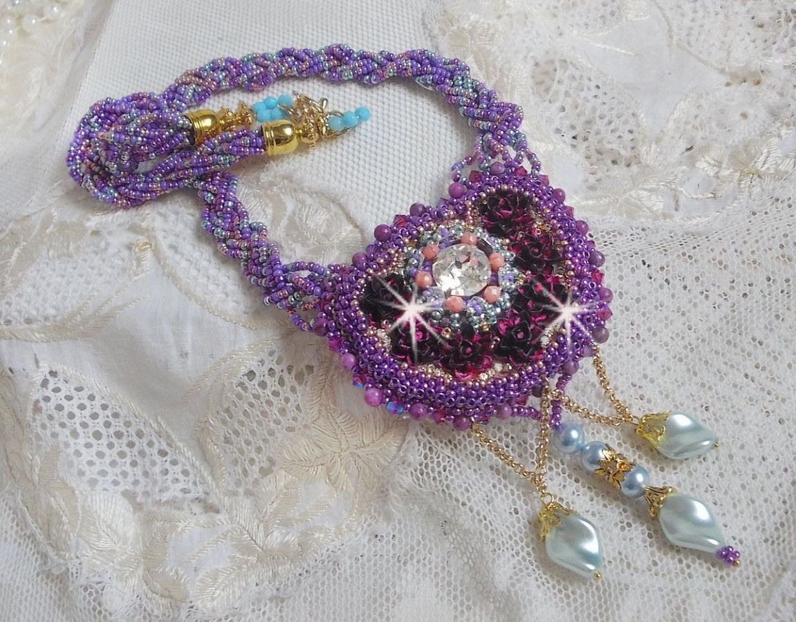 Freesia halsband broderat med Fuchsia hartsrosor marmorerade med Rose, Swarovski kristaller och fröpärlor.
