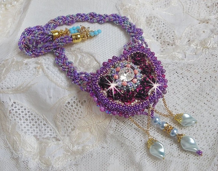 Freesia halsband broderat med Fuchsia hartsrosor marmorerade med Rose, Swarovski kristaller och fr&ouml;p&auml;rlor.