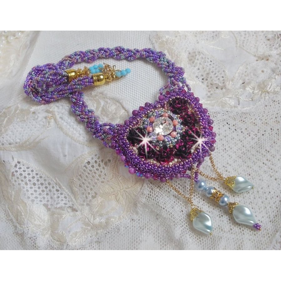 Freesia halsband broderat med Fuchsia hartsrosor marmorerade med Rose, Swarovski kristaller och fröpärlor.