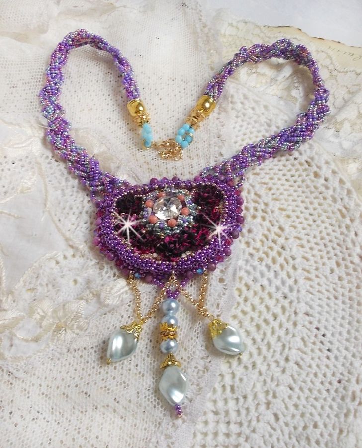 Freesia halsband broderat med Fuchsia hartsrosor marmorerade med Rose, Swarovski kristaller och fröpärlor.
