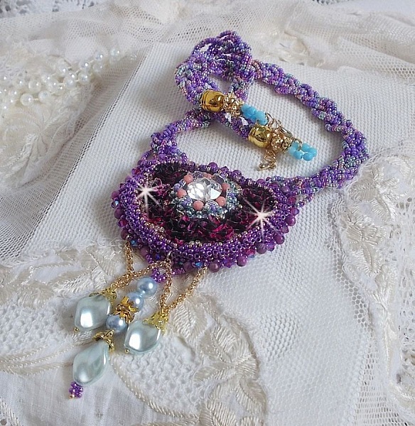 Freesia halsband broderat med Fuchsia hartsrosor marmorerade med Rose, Swarovski kristaller och fr&ouml;p&auml;rlor.