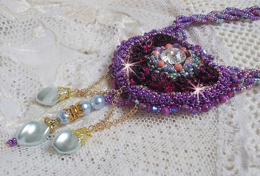 Freesia halsband broderat med Fuchsia hartsrosor marmorerade med Rose, Swarovski kristaller och fr&ouml;p&auml;rlor.