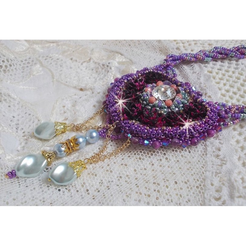 Freesia halsband broderat med Fuchsia hartsrosor marmorerade med Rose, Swarovski kristaller och fröpärlor.