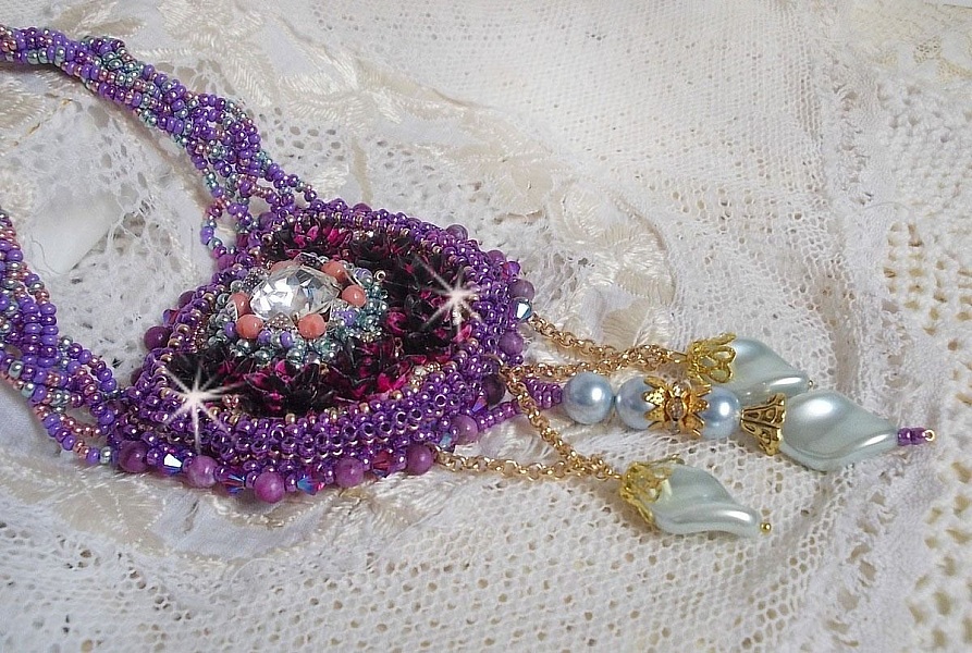 Freesia halsband broderat med Fuchsia hartsrosor marmorerade med Rose, Swarovski kristaller och fr&ouml;p&auml;rlor.