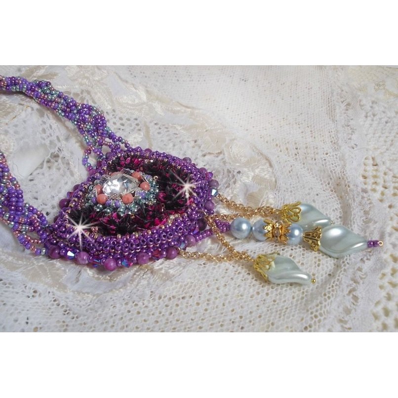 Freesia halsband broderat med Fuchsia hartsrosor marmorerade med Rose, Swarovski kristaller och fröpärlor.