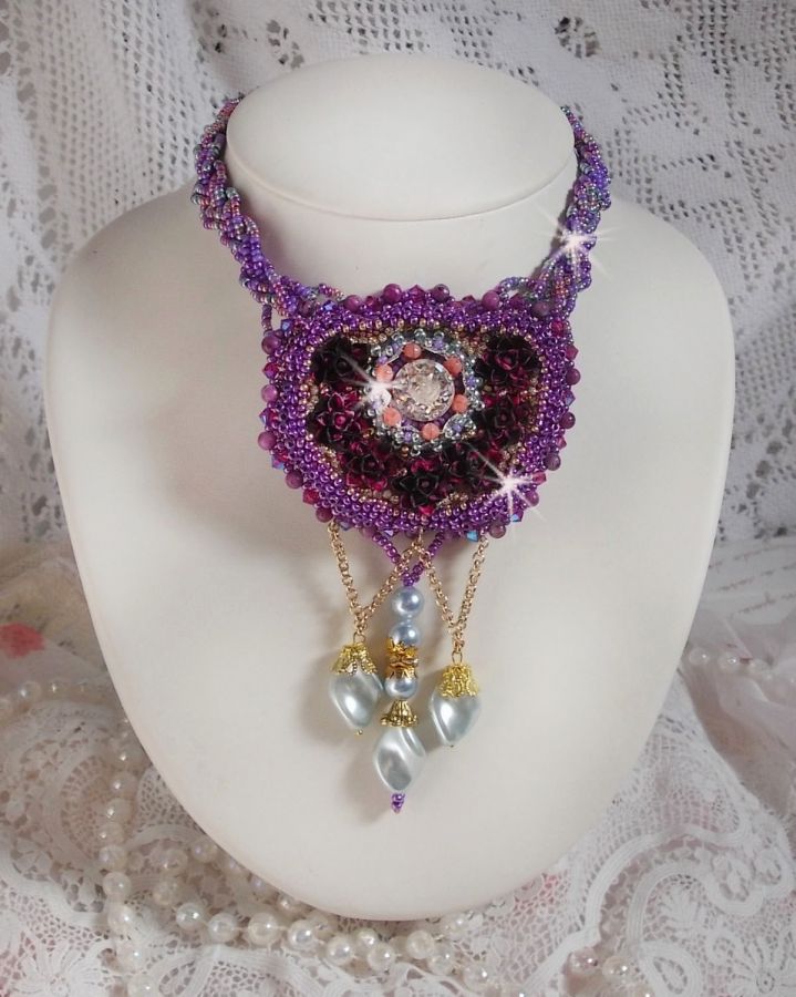Freesia halsband broderat med Fuchsia hartsrosor marmorerade med Rose, Swarovski kristaller och fröpärlor.