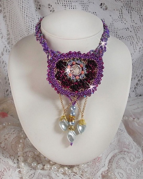 Freesia halsband broderat med Fuchsia hartsrosor marmorerade med Rose, Swarovski kristaller och fr&ouml;p&auml;rlor.
