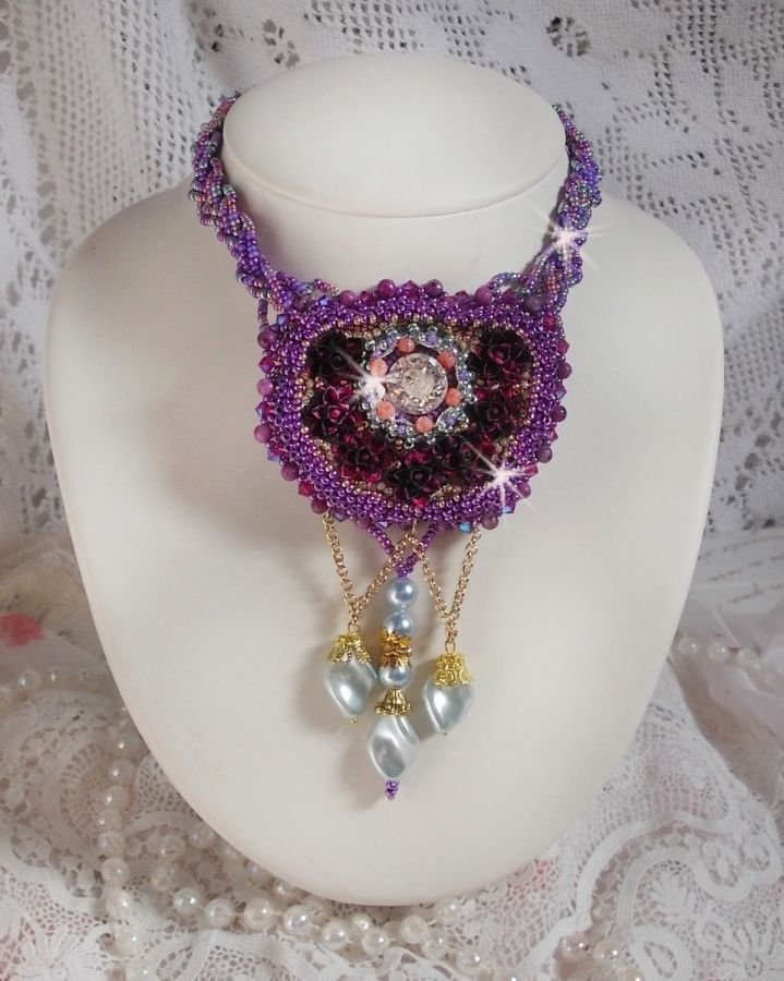 Freesia halsband broderat med Fuchsia hartsrosor marmorerade med Rose, Swarovski kristaller och fröpärlor.