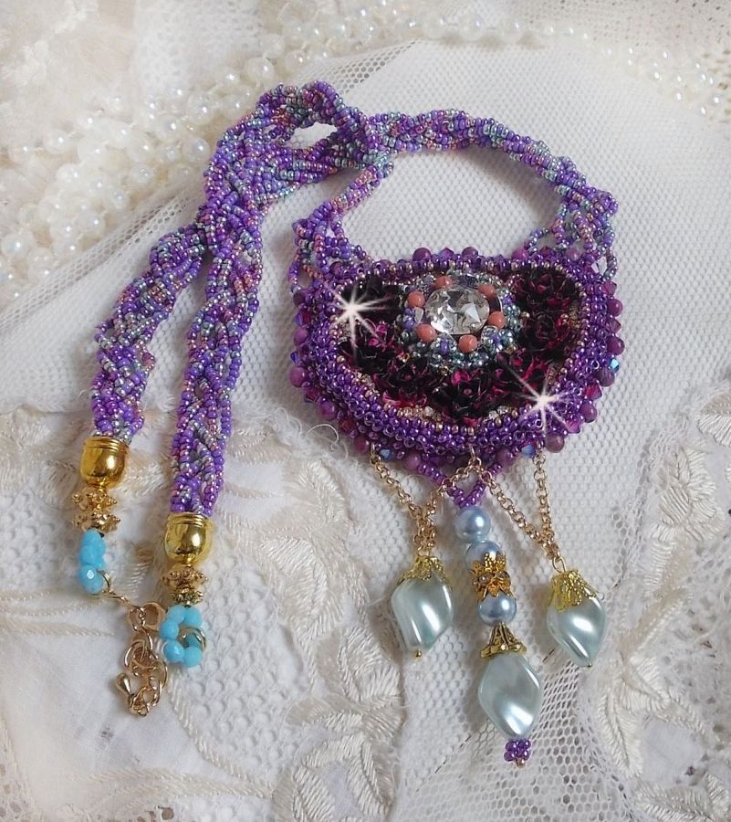 Freesia halsband broderat med Fuchsia hartsrosor marmorerade med Rose, Swarovski kristaller och fröpärlor.