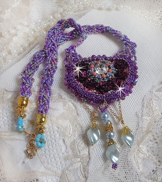 Freesia halsband broderat med Fuchsia hartsrosor marmorerade med Rose, Swarovski kristaller och fr&ouml;p&auml;rlor.