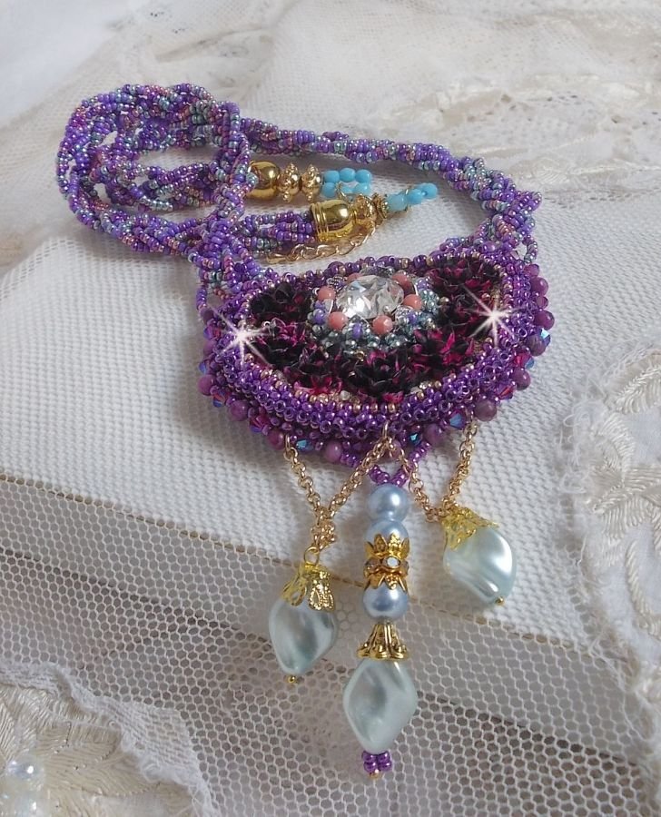 Freesia halsband broderat med Fuchsia hartsrosor marmorerade med Rose, Swarovski kristaller och fröpärlor.