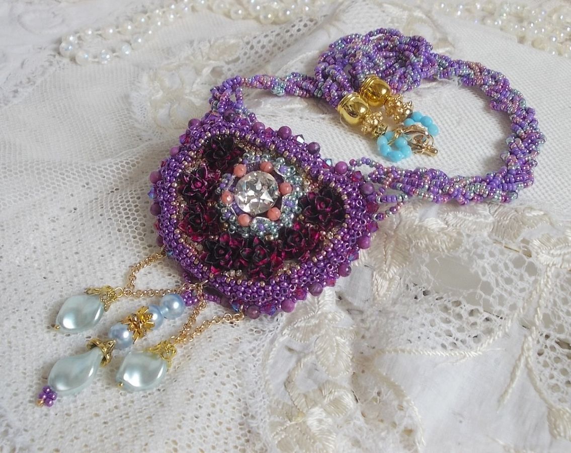 Freesia halsband broderat med Fuchsia hartsrosor marmorerade med Rose, Swarovski kristaller och fröpärlor.