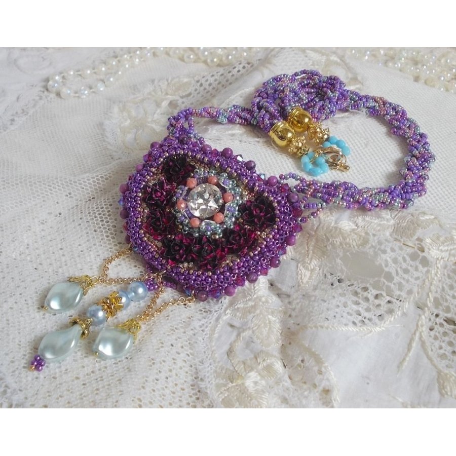 Freesia halsband broderat med Fuchsia hartsrosor marmorerade med Rose, Swarovski kristaller och fröpärlor.