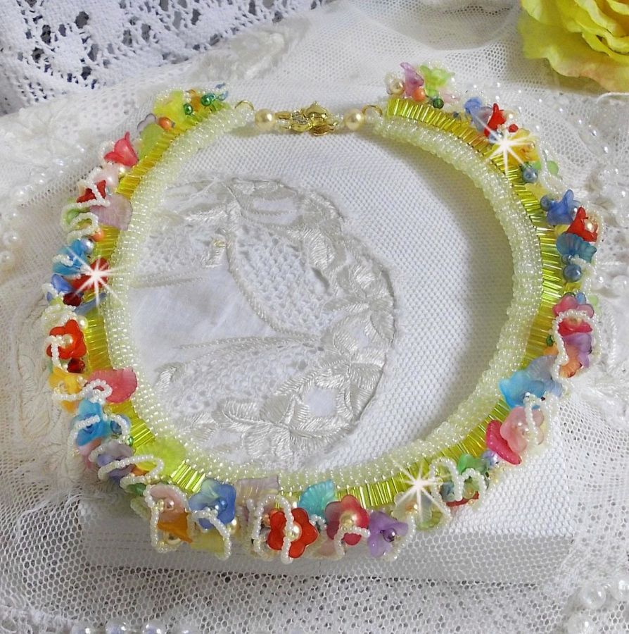 Garden Flowers halsband med Frosted blommor, stenar, gula rör, Lucite blommor och stenar
