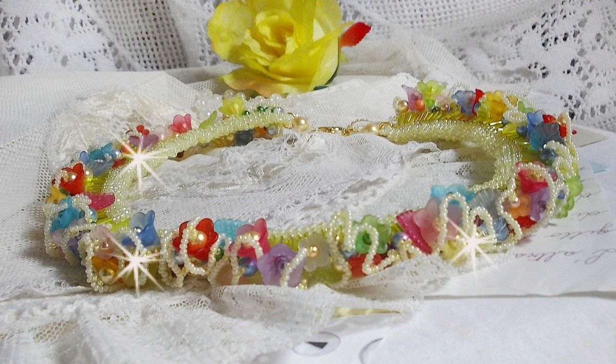 Garden Flowers halsband med Frosted blommor, stenar, gula rör, Lucite blommor och stenar