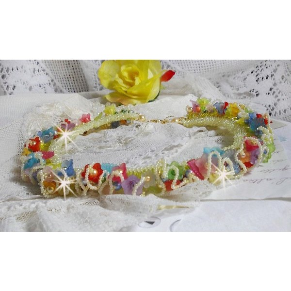 Garden Flowers halsband med Frosted blommor, stenar, gula rör, Lucite blommor och stenar