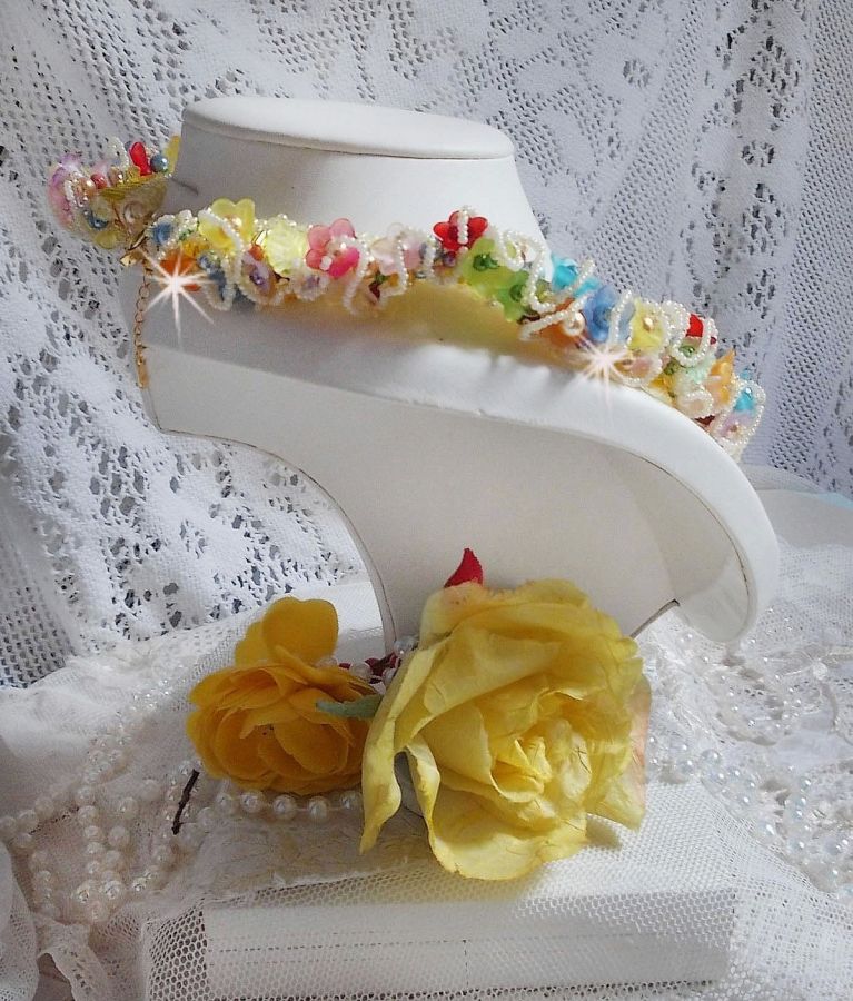 Garden Flowers halsband med Frosted blommor, stenar, gula rör, Lucite blommor och stenar