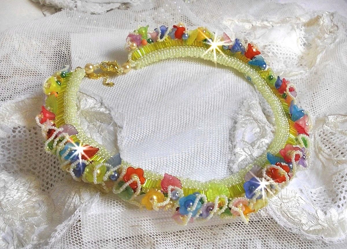 Garden Flowers halsband med Frosted blommor, stenar, gula rör, Lucite blommor och stenar