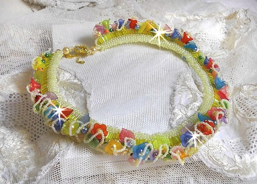 Garden Flowers halsband med Frosted blommor, stenar, gula r&ouml;r, Lucite blommor och stenar