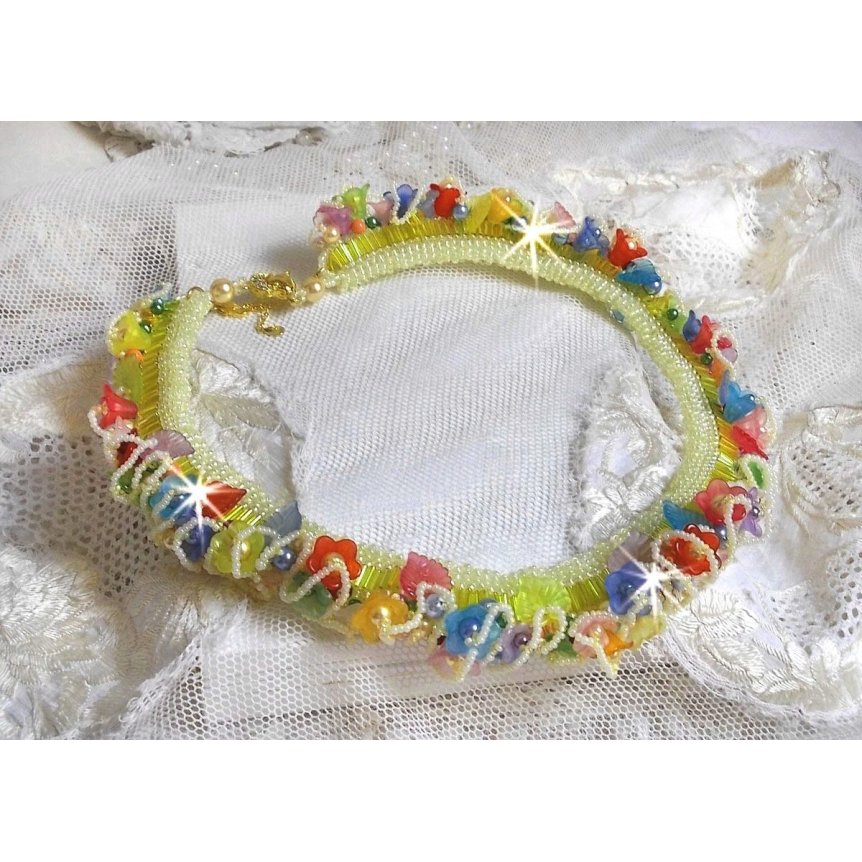 Garden Flowers halsband med Frosted blommor, stenar, gula rör, Lucite blommor och stenar