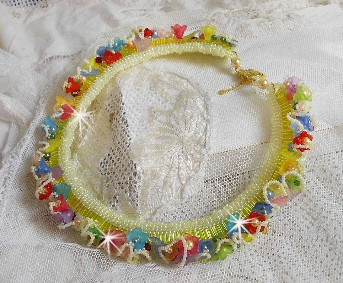 Garden Flowers halsband med Frosted blommor, stenar, gula rör, Lucite blommor och stenar