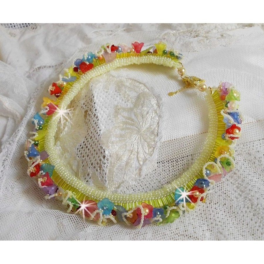 Garden Flowers halsband med Frosted blommor, stenar, gula rör, Lucite blommor och stenar