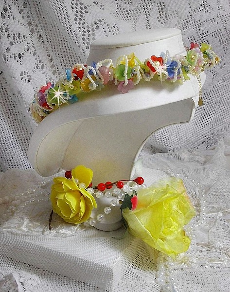 Garden Flowers halsband med Frosted blommor, stenar, gula r&ouml;r, Lucite blommor och stenar