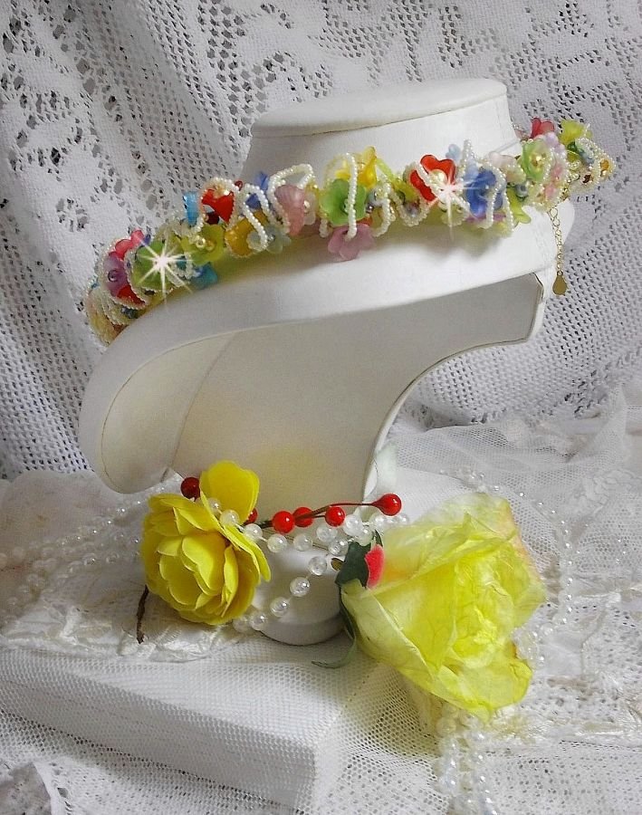 Garden Flowers halsband med Frosted blommor, stenar, gula rör, Lucite blommor och stenar