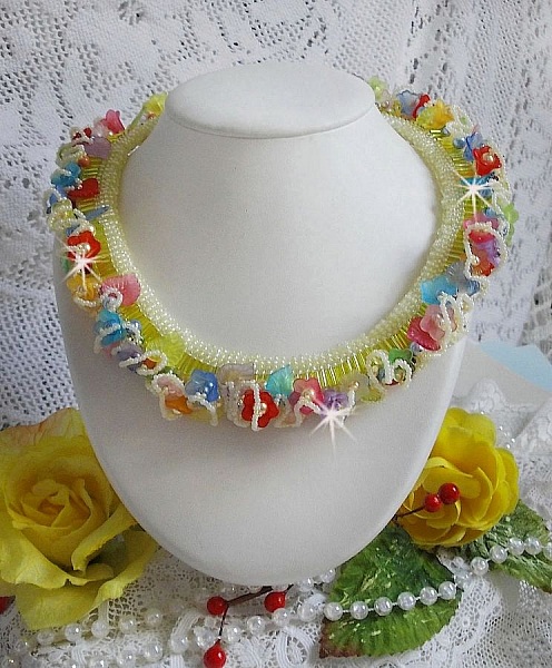Garden Flowers halsband med Frosted blommor, stenar, gula r&ouml;r, Lucite blommor och stenar