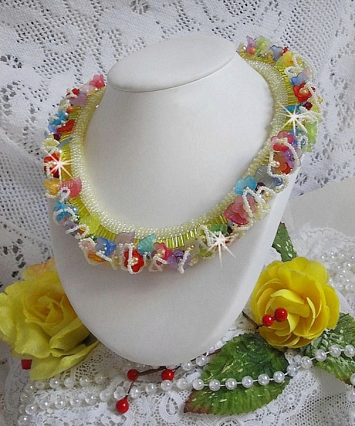 Garden Flowers halsband med Frosted blommor, stenar, gula r&ouml;r, Lucite blommor och stenar