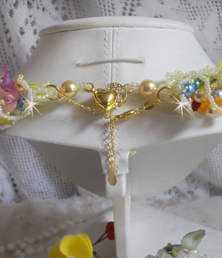 Garden Flowers halsband med Frosted blommor, stenar, gula rör, Lucite blommor och stenar