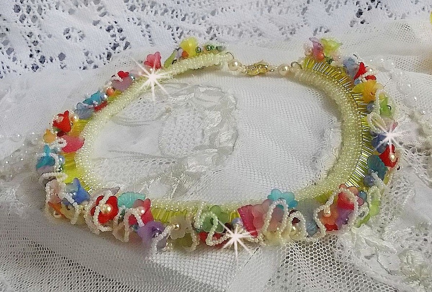 Garden Flowers halsband med Frosted blommor, stenar, gula r&ouml;r, Lucite blommor och stenar