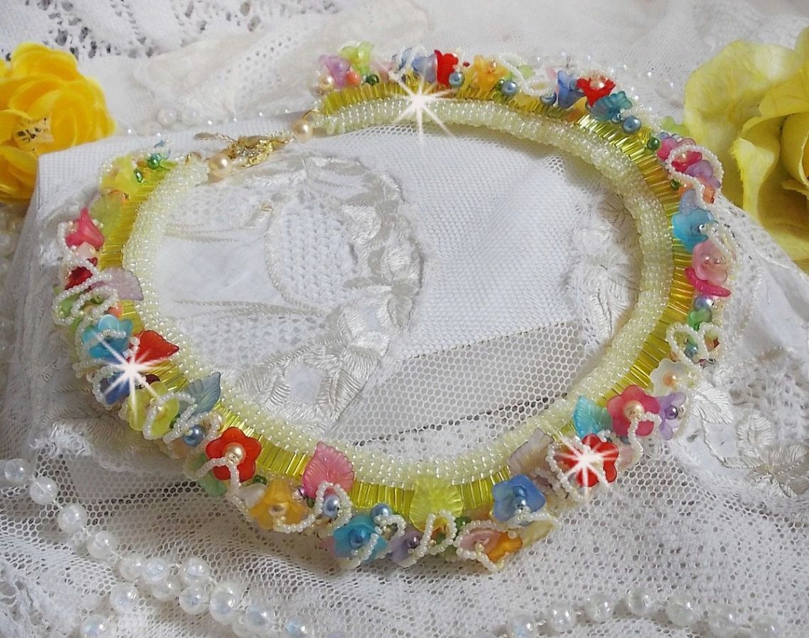Garden Flowers halsband med Frosted blommor, stenar, gula rör, Lucite blommor och stenar
