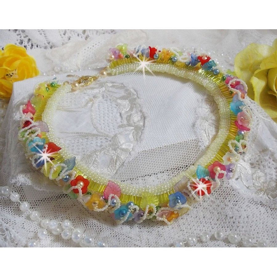 Garden Flowers halsband med Frosted blommor, stenar, gula rör, Lucite blommor och stenar