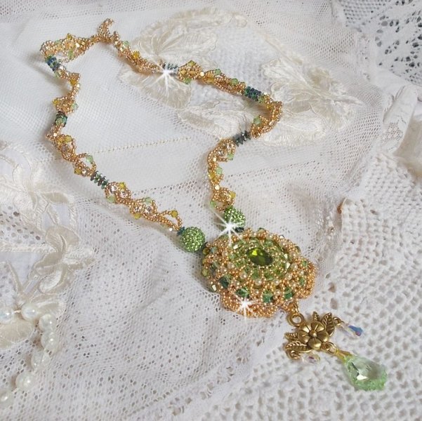 Garden Party halsband broderat med en grön bohemisk kristall, Swarovski pärlor och Miyuki fröpärlor.