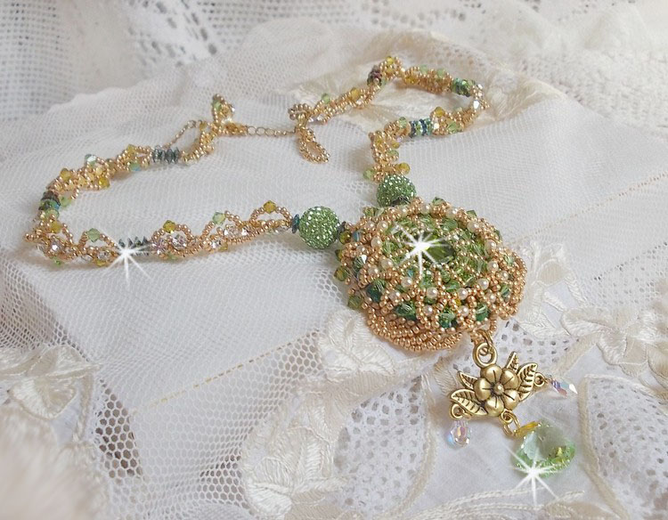 Garden Party halsband broderat med en grön bohemisk kristall, Swarovski pärlor och Miyuki fröpärlor.