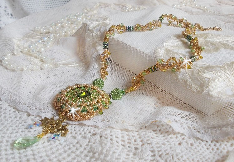 Garden Party halsband broderat med en grön bohemisk kristall, Swarovski pärlor och Miyuki fröpärlor.