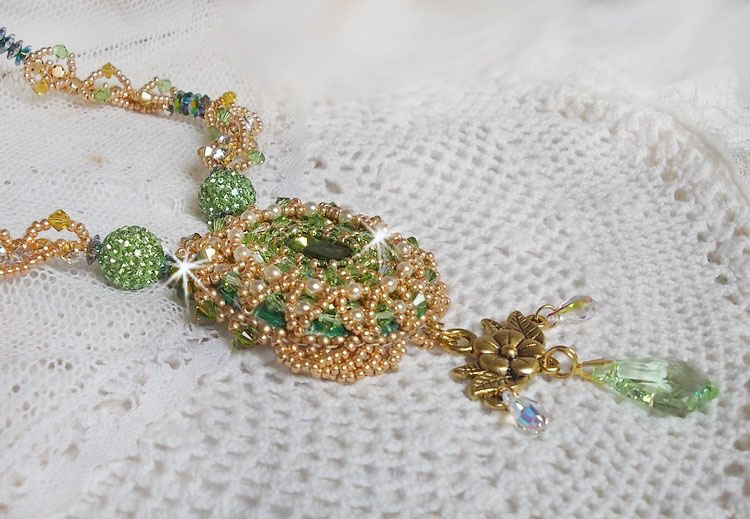 Garden Party halsband broderat med en grön bohemisk kristall, Swarovski pärlor och Miyuki fröpärlor.
