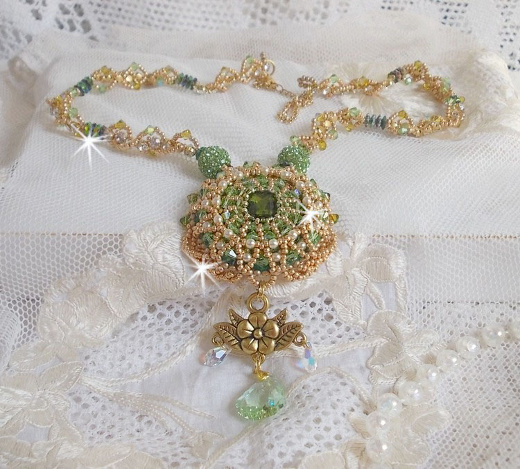 Garden Party halsband broderat med en grön bohemisk kristall, Swarovski pärlor och Miyuki fröpärlor.