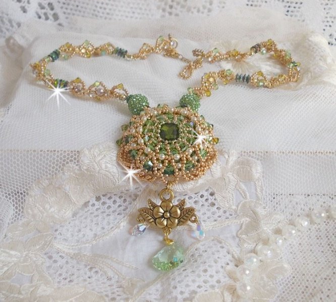 Garden Party halsband broderat med en grön bohemisk kristall, Swarovski pärlor och Miyuki fröpärlor.