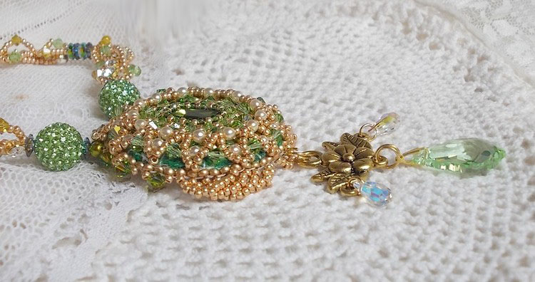Garden Party halsband broderat med en grön bohemisk kristall, Swarovski pärlor och Miyuki fröpärlor.