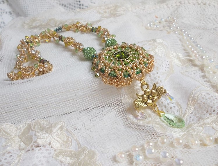 Garden Party halsband broderat med en grön bohemisk kristall, Swarovski pärlor och Miyuki fröpärlor.